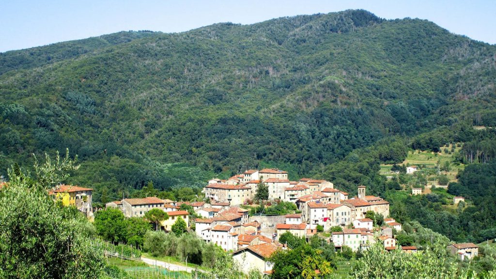 Skaluj oszałamiające miasto na wzgórzu, które zainspirowało bajkę o Pinnochio